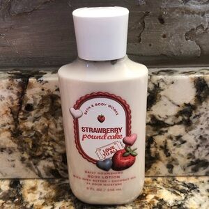 Bath and Body Works Strawberry Poundcake Daily Nourishing Body Lotion